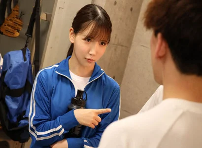 các cầu thủ nghiệp dư trong câu lạc bộ bóng đá cùng quan hệ với cô gái xinh trong câu lạc bộ