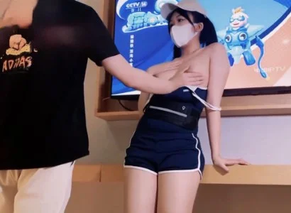 Cô bán TV xinh đẹp với chàng khách hàng may mắn