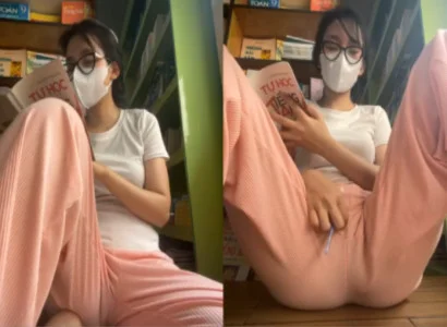 Con nhỏ vừa đọc sách vừa nhét sextoy vào lồn và đọc tiếp