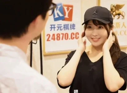 Cô gái giao hàng dễ tính dễ tính khi nhận hàng
