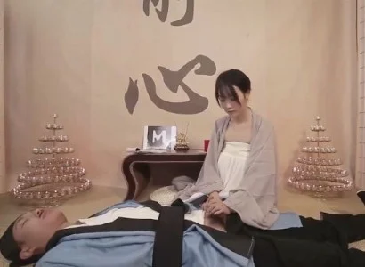 Cô nữ tu xinh đẹp dìu vị đạo sĩ bị thương