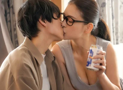 Anh chàng bị người yêu cắm sừng được chị hàng xóm an ủi hết mình