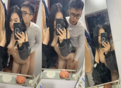 Hai sinh viên trẻ cùng quan hệ nhau trước gương