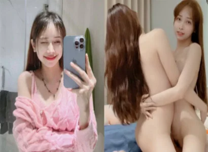 Lâm Thái Vy với cô bạn thân của mình móc bím ngay trên sóng trực tiếp