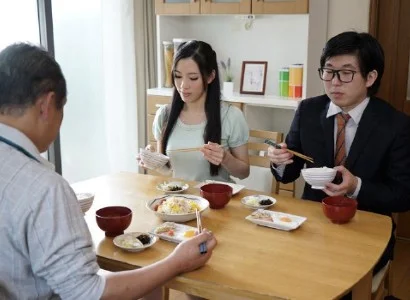 Quá nứng, cô con dâu banh vùng kín ra cho bố chồng chịch