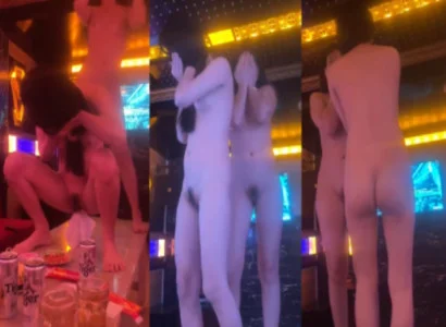 Cô bạn trình diễn tiết mục thoát y quyến rũ tại quán karaoke